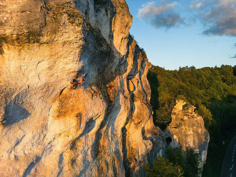 La falaise qui ne dort plus : 7,8 millions pour retenir la montagne