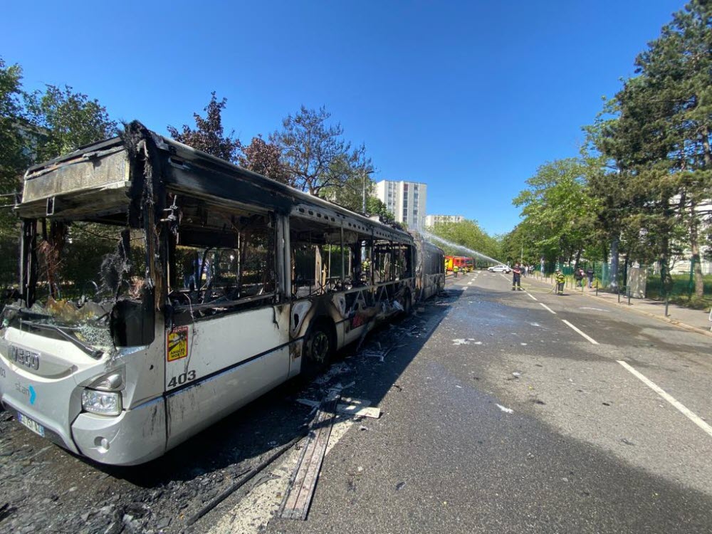 Grenoble secouée : Un bus politique est détruit par des agresseurs masqués